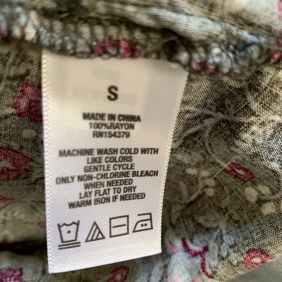 Aeropostale gray peplum top with floral pattern S - Picture 5 of 5